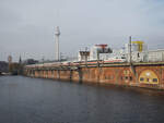 Tz 186 (ICE 1 LDV, getauft auf  Chur ) und mit Werbung für  30 Jahre ICE  überquert die Berliner Stadtbahn, hier am Bahnhof Jannowitzbrücke.
Aufgenommen von der Michaelbrücke.

Berlin, der 09.11.2024