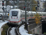 Diesen ICE4 habe ich Ende November 2024 während der schnellen Durchfahrt am Bahnhof in Schwelm abgelichtet.