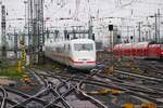 DB Fernverkehr ICE1 (401 xxx) am 07.12.24 in Frankfurt am Main Hbf vom Bahnsteig aus per Telezoom fotografiert 