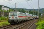 147 572-2 mit IC2 in Wuppertal Steinbeck, August 2023.