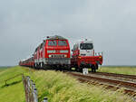 Die Diesellokomotiven 218 379-6 und 218 397-8 sind hier im Juni 2024 bei Friedrich-Wilhelm-Lübke-Koog zu sehen.