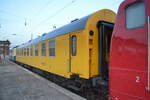 DB Kommunikationstechnik GmbH (Magdeburg Hbf) Funkmessewagen (Messwagen 1)  D-DBKT 60 80 99-24200-0 (P) 296.3 zwischen den Train4Train GmbH, Bodenwerder Loks  111 207-7  (NVR:  91 80 6111 207-7 D-TFT ) +   111 025-3  (NVR:  91 80 6111 025-3 D-TFT )  am 10.10.22 am Bahnhof Berlin Lichtenberg abgestellt.