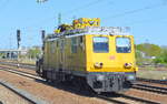 DB Netz Instandsetzung mit einem ihrer drei Plasser & Theurer Motorturmtriebwagen (MTW) BR 709 bei der Durchfahrt Bf.