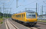 DB Netz Instandhaltung mit dem Fahrwegmesszug mit dem Steuerwagen 60 003-4 angeschoben von 218 392-9 bei der Durchfahrt Magdeburg Hbf, 20.07.18