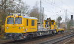 Plasser & Theurer GAF Gleisarbeitsfahrzeug mit Kran der DB Netz Instandhaltung  746 025  Wappen von Frankfurt/Oder (D-DB 99 80 9110 025-0) Richtung Frankfurt/Oder am 27.11.20 Berlin Hirschgarten.