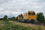 746 018 (D-DB 99 80 9110 018-5) auf Überführungsfahrt nach Haltingen am späten Mittag des 02.07.2020 bei Buggingen.