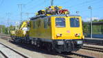 Motorturmtriebwagen (MTW)  709 001  der DB Netz Instandhaltung mit Arbeitswagen (Kabelwagen) am Haken am 15.10.21 Durchfahrt Bf.