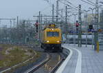 DB Netz 711 213 am 05.11.2021 auf Rangierfahrt in Halle (S) Hbf.