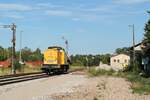 203 302-5 von DB Netz am 3.8.2022 Lz bei der Durchfahrt des oberen Bahnhofs von Pößneck in Richtung Saalfeld