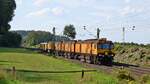 DB Netz Instandhaltung 9427 00X Schienenschleifzug Loram RGI 60 HSM 802 mit zwei Gerätewagen in Richtung Bremen (Bohmte-Stirpe, 23.08.2022).