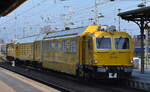 DB Netz AG, Maschinenpool Berlin mit ihrem Fahrbahninstandhaltungszug (FIZ) vom Hersteller Robel  782 001  (NVR:  99 80 9110 079-7 D-DBMP ) bei der Durchfahrt Bahnhof Stendal Hbf.