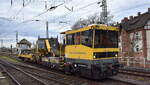 Gleisarbeitsfahrzeug BAMOWAG 54.22 der DB Netz Instandhaltung  744 016  + Bauhänger am 25.11.24 Höhe Bahnhof Magdeburg-Neustadt.