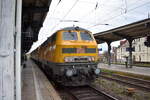 DB InfraGO AG, Frankfurt (M) mit ihrer  218 471-1  (NVR:  92 80 1218 471-1 D-DB ) schiebt einen Messzug an mit dem  DB Netz Instandhaltung Steuerwagen  60 003-4  am 25.11.24 Durchfahrt Bahnhof