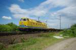 229 181-3 das  U-Boot  der DB Netz Instandsetzung mit einem Langschienenzug in Fahrtrichtung Sden bei der Northeimer Seenplatte.