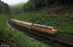 DB Netz Instandhaltung 218 477-8 vor Mezug Richtung Arnstadt, KBS 570 Wrzburg / Meiningen - Erfurt, fotografiert auf der Strecke zwischen Brandleitetunnel und Bahnhof Gehlberg am 31.05.2013 -->