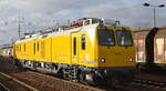 DB Netz Instandhaltung mit dem Fahrwegmesszug (DVT)  702 201  Name:  Josefine  ( D-DB 99 80 9163 001-7 ) von Plasser % Theurer am 18.01.22 Durchfahrt Bf.