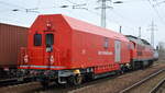 Hilfszugwagen der DB Netz-Notfalltechnik (D-DB 99 80 9370 054-5) am Haken von DB Cargo AG (D)  232 255-0   am 15.01.22 Durchfahrt BF. Flughafen BER Terminal 5.