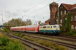 111 174 DB  Elfriede  mit RB48-Ersatzzug in Wuppertal Unterbarmen, November 2022.