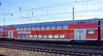 Dieser DB Regional-Doppelstockwagen 1./2. Klasse der DB AG (DB Gebrauchtzug) mit der NR.  D-DB 50 08 36-81 064-8 DABpza 786  der Generation EP V ist im Moment für die DB Regio AG - Region Nordost im RB 32 im Einsatz, 09.02.23 Bahnhof Flughafen BER Terminal 5. 