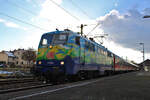 DB Gebrauchtzug 111 074  Hilde  steht mit dem WFL-Ersatzzug auf dem MEX17a in Sachsenheim auf der Fahrt von Pforzheim Hbf nach Bietigheim-Bissingen.