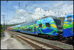 Die DB Gebrauchtzug 111 074  Hilde  überführte am 22.05.2024 fünf Doppelstockwaggons als Lr-D 73008 von Düsseldorf-Abstellbahnhof nach Nürnberg Hbf, hier bei der Durchfahrt in