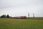 DB Reggio 111 100-4 mit drei Doppelstockwagen und 111 108-7 als BR 442 Ersatzgarnitur am 04.12.20 in Ostheim bei Nidderau 