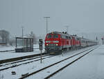 Der von den Diesellokomotiven 218 411-7 und 218 425-7 gezogenen IC kommt gerade am Kemptener Hauptbahnhof an.