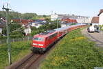 DB 111 189 zieht am 16.06.2022 den Murgtäler Radexpress vor der Kulisse des Mercedes-Benz Werks Gaggenau in Richtung Freudenstadt.