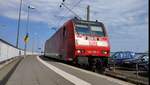 Die Bremer Lok 146 105-2 ist mit ihrem Regionalexpress aus Hannover in Norddeich Mole angekommen und fährt nun in die Abstellung.