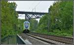 RE21061 nach Hamburg mit 445.012 hat den Bahnhof Rendsburg verlassen und wird kurze Zeit später auf der oberen Ebene auf die Rendsburger Hochbrücke fahren.