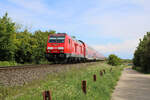 DB 245 004 fährt mit einem RE6-Ersatzpark durch Tinnum auf der Insel Sylt und wird in Kürze ihr Fahrtziel Westerland(Sylt) erreichen.