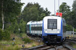 Die von 245 214-2 geschobene Married-Pair-Garnitur ist als RE60 in Richtung Hamburg-Altona unterwegs und ist hier Anfang Juni 2024 bei der Ankunft am Bahnhof in Niebüll zu sehen.