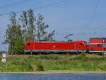 Im Bild die Elektrolokomotive 147 014-5, welche einen aus Berlin kommenden RE3 nach Stralsund zieht.