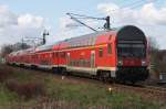 Hier ein RE3 (RE18350) von Wünsdorf-Waldstadt nach Schwedt(Oder), am 3.4.2015 zwischen Helbigstraße und Vierradener Chaussee in Schwedt(Oder). Schublok war 112 187.