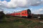 Hier ein RE3 (RE18350) von Wünsdorf-Waldstadt nach Schwedt(Oder), am 3.4.2015 zwischen Helbigstraße und Vierradener Chaussee in Schwedt(Oder).