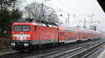 An einem der seltenen Wintertage in Berlin fuhr DB Regio AG, Region Nordost mit dem RE1 gezogen von  112 184  (NVR:  91 80 6112 184-7 D-DB ) mit Schnee auf der Front Richtung Frankfurt/Oder am