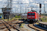 Ausfahrender RE3 mit der Lok 112 189 nach Falkenberg, links zu sehen das Stralsunder Befehlsstellwerk.