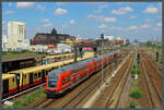 Geschoben von 182 006-7 passiert ein Doppelstockzug der DB Regio als RB 14 die S-Bahn-Station Beusselstraße.