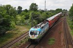 182 002 ist am 19.6.2016 mit einem RE1 (RE18183) von Brandenburg Hauptbahnhof nach Berlin Ostbahnhof unterwegs. Hier bei den Havelbrücken in Potsdam zwischen Hauptbahnhof und Charlottenhof.