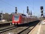 425 099-9 fährt mit einem Geschwister durch die Kölner Messe / Deutz auf einer Leerfahrt zum Hbf.