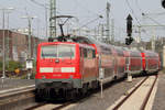 DB 111 012 schiebt einen RE aus den Düsseldorfer Hbf.