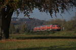 111 212 durcheilt mit ihrem RE4 das Ruhrtal zwischen Witten und Wetter in den letzten Sonnenstrahlen diesen schönen Herbsttages im November 2020.