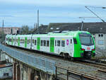 Der als RE 41 verkehrende Elektrotriebzug 3427 003 B ist hier im März 2024 auf der letzten Teilstrecke zum Endhaltepunkt am Hauptbahnhof Bochum-West zu sehen.