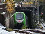 Der Elektrotriebzug 3429 013 A war Ende November 2024 als S9 unterwegs und ist hier kurz vor der Ankunft am Bahnhof in Schwelm zu sehen.