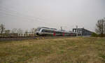 1 442 305 war am 30.03.2024 als RE 16121 auf dem Weg von Magdeburg nach Leipzig. Vor Dessau hat der Zug gerade die Elbebrücke überquert. Die Triebzüge des MDSB II, zu dem der RE13 gehört, tragen eine netzspezifische Lackierung in silber mit roten Türen.