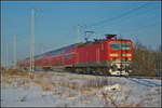 Inzwischen Geschichte: DB Regio 143 155-0 fuhr am 18.12.2010 mit dem RE7 Wnsdorf-Waldstadt durch die verschneite Berliner Wuhlheide. Die Lok wurde Anfang Oktober 2018 bei Fa. Bender, Opladen verschrottet. Gebaut wurde die Lok 1986 bei LEW Henningsdorf b. Berlin mit der Nummer 18904 und ging bei der DR als 243 155-9 in den Einsatz. Das Erst-Bw war Halle (Saale) P, zuletzt war sie in Magdeburg stationiert.