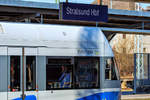 UBB Triebwagen mit Namen „Vinschgau  unter dem Bahnhofsschild in Stralsund.