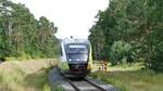 Die RB23 Swinoujscie Centrum - Wolgast passiert die deutsch-polnische Grenze und fährt ein in den Bahnhof Ahlbeck-Grenze.