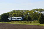 Der Dieseltriebzug 646 109-8 ist hier Ende September 2024 auf freier Strecke zusehen und wird in wenigen Minuten an der Haltestelle in Karlsburg ankommen.