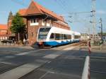 UBB-Triebwagen 646 106 berquerte am 31.Juli 2010 den Bahnbergang Tribseer Damm an der Ausfahrt aus den Stralsunder Hbf.Wegen der Persnlichkeitsrechte habe ich die Gesichter der beiden Personen am